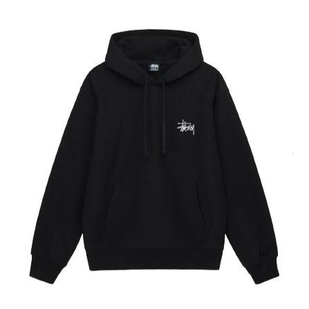 1924870M_BLAC_2-removebg-preview-1 Stüssy Signature Logo Hoodie in classic black, featuring the iconic handwritten Stüssy logo embroidered on the front. Made from a premium cotton blend, this hoodie has a relaxed fit with ribbed cuffs, an adjustable drawstring hood, and a soft fleece-lined interior. A versatile piece for streetwear style, ideal for layering or wearing solo.